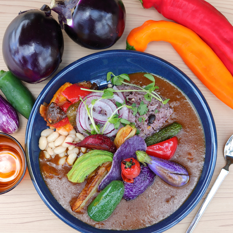 ヨロ研カフェのカレー（お皿青）